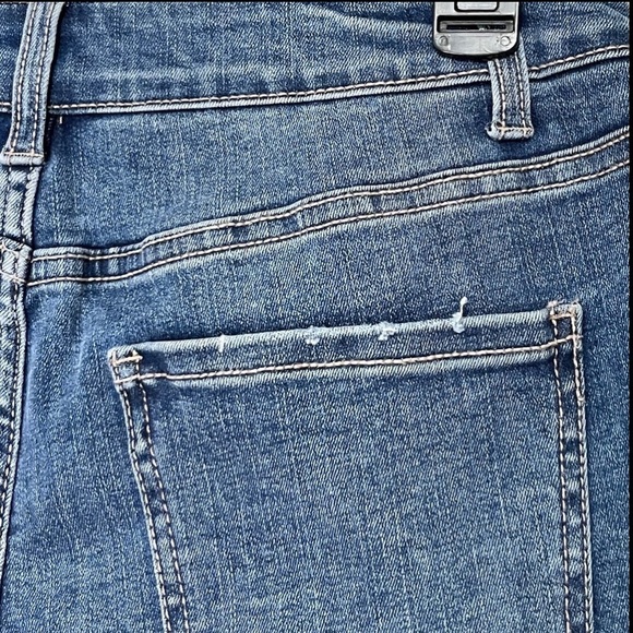 NWT Time & Tru High Rise Raw Hem Medium Wash Jeans Size: 6 - Picture 5 of 11